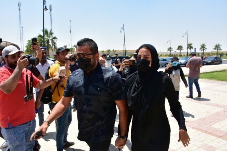 الفنانة درة خلال جنازة دلال عبدالعزيز
