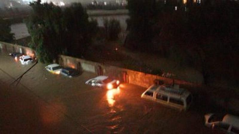 استمرار هطول الامطار على عدد من المحافظات اليمنية والسيول الجارفة تقطع حركة السير في غالبية طرق العاصمة صنعاء 