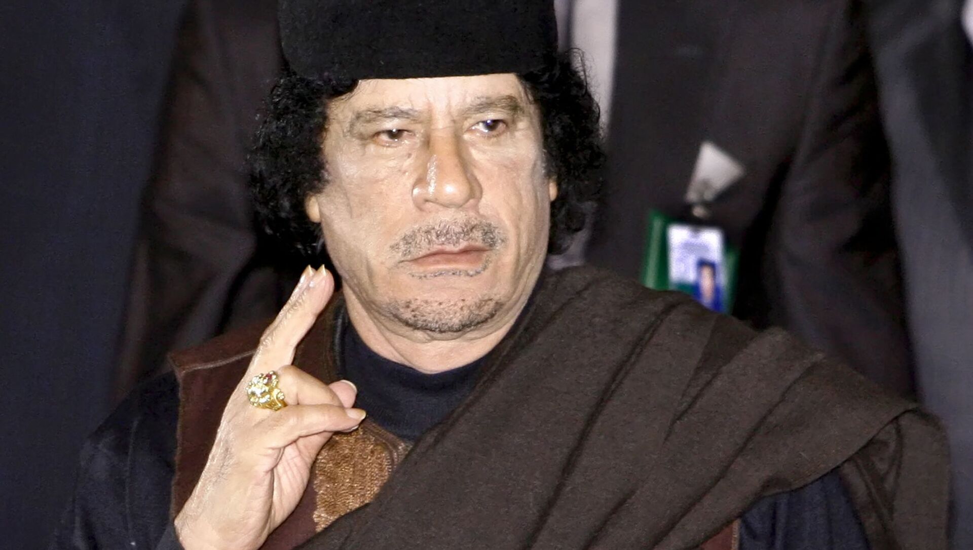 ممثل عربي شهير وضع القذافي طائرة خاصة لعلاجه في أي مكان بالعالم.. لن تتوقعوا هويته!