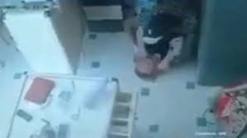 صيدلي مصري يخدع عشرات الفتيات بهذا الشيء ويقوم بتصويرهن سرا ونشر الفيديوهات بهذه المواقع سيئة السمعة (شاهد!)