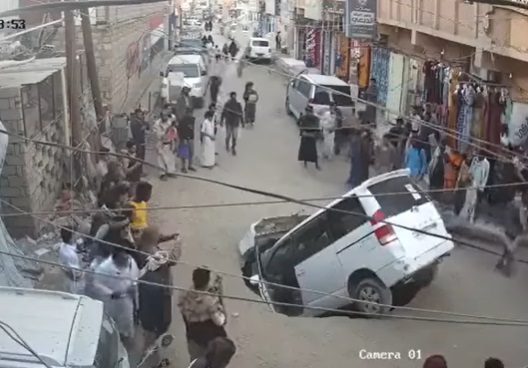 شاهد بالفيديو لحظة ابتلاع حفرة كبيرة لباص وسط مدينة مأرب اليمنية وهذا مصير السائق