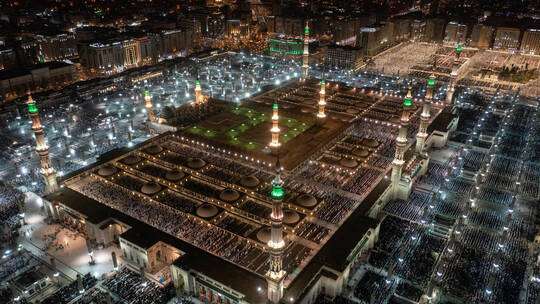 السعودية.. السلطات تضبط امرأتين غير مسلمتين دخلتا إلى المسجد النبوي لهذا السبب الصادم!
