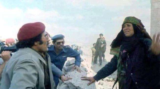 شاهد ..صورة نادرة لرئيس يمني سابق أثناء مشتركتة في إنقاذ ضحايا زلزال ذمار المدمر