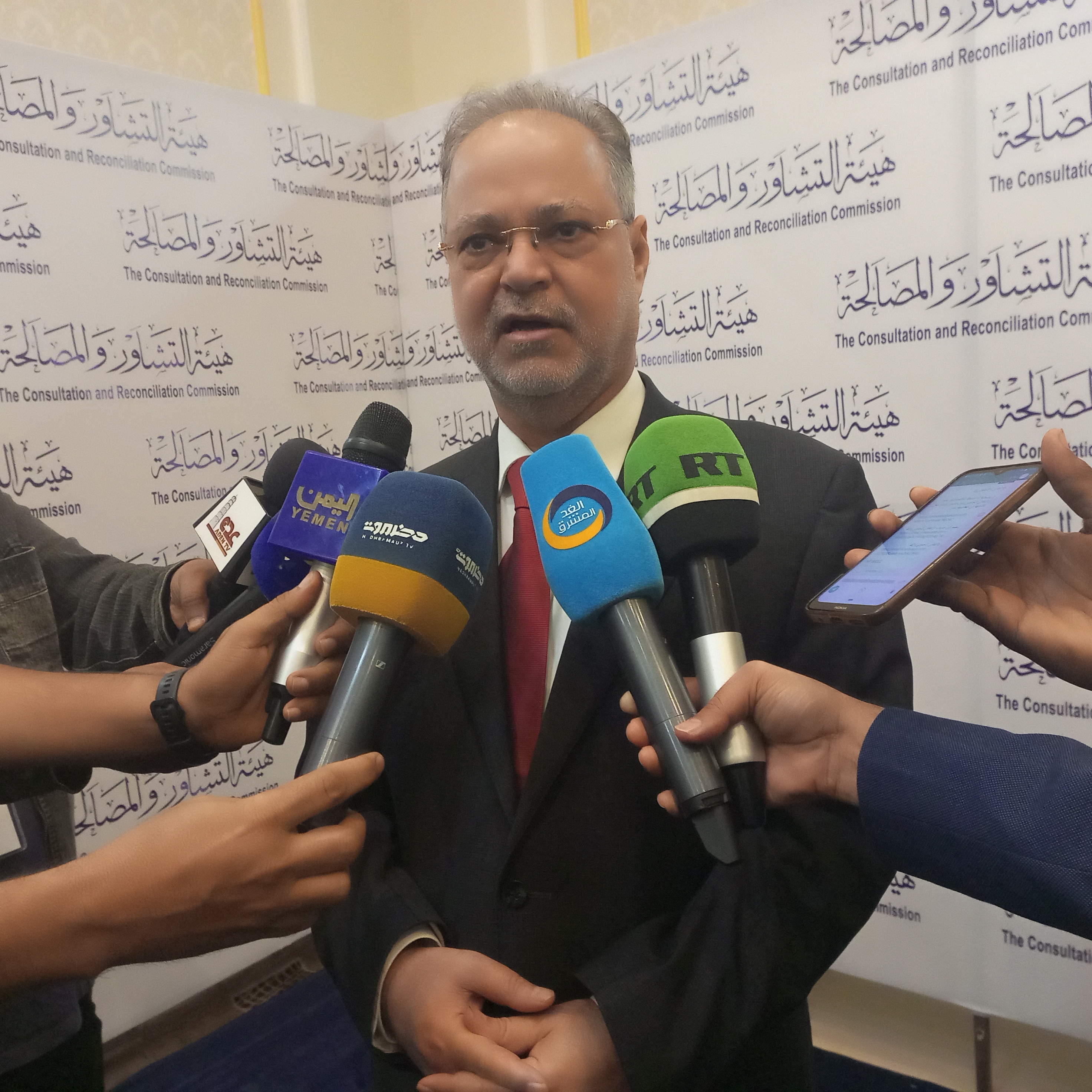 دعا لإنصاف القادة الملهمين : كاتب يمني يصف المخلافي بالسياسي المخضرم الذي عصرته التجارب ! .. تفاصيل 