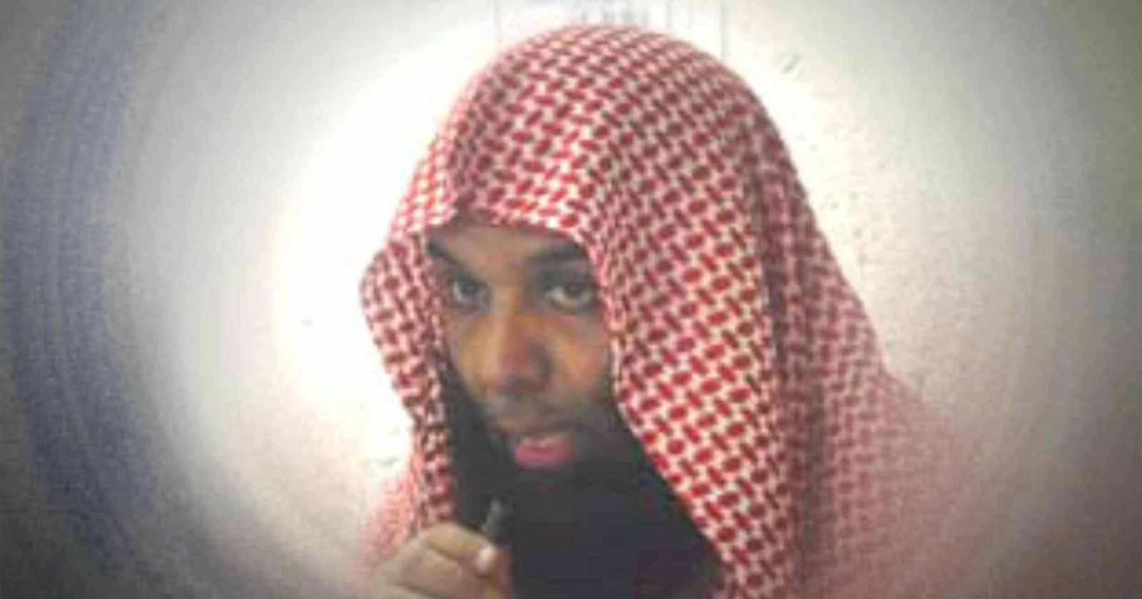 شاهد صورة صادمة للداعية السعودي المعتقل خالد الراشد في وضع مزرٍ يثير ضجة واسعة على مواقع التواصل