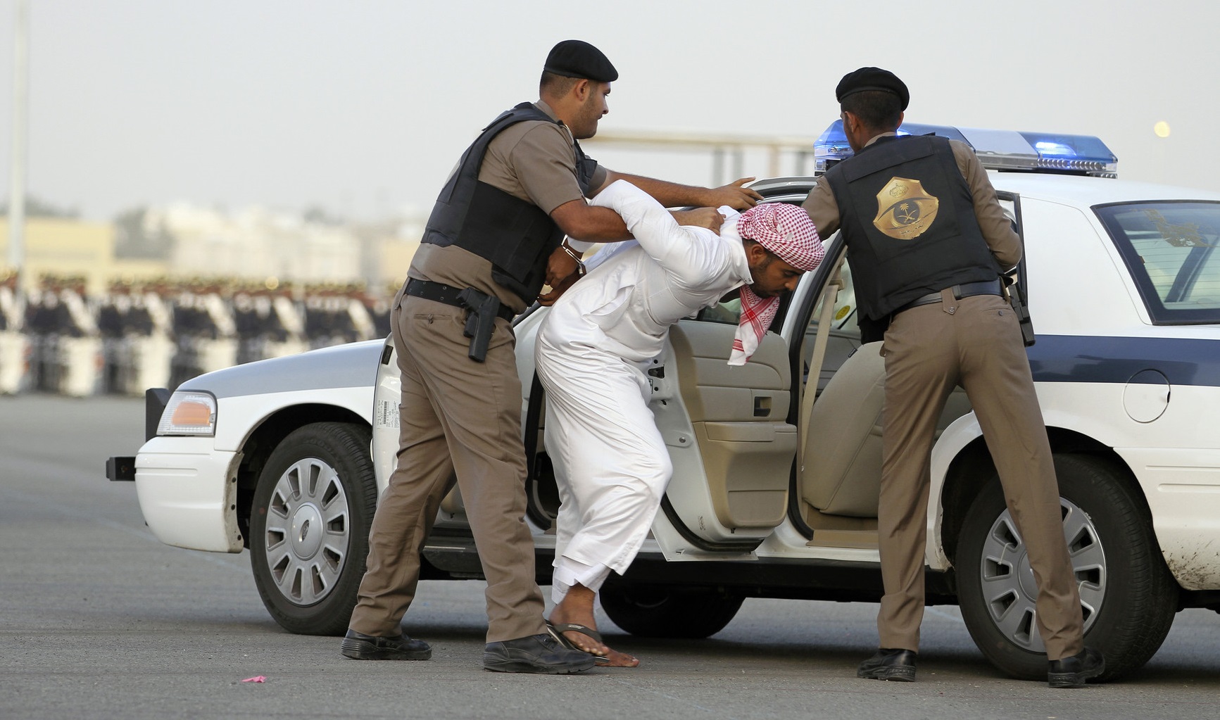 الأمن السعودي يضبط موظف برفقة زميلته داخل سيارته.. لن تصدق كيف تم معاقبتهم؟ 