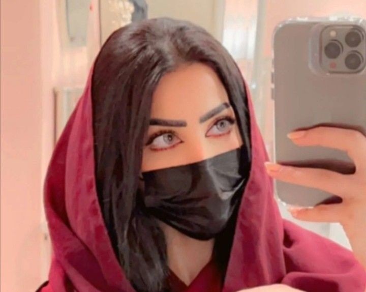 فتاة سعودية لم تستطع تمالك نفسها أمام شاب وسيم يعمل في محل.. لن تصدقوا ماذا طلبت منه؟وكيف اكتشف امرها!