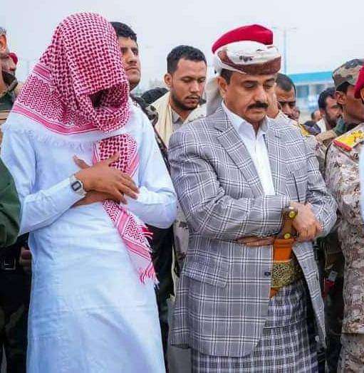 اخيرا  :  الكشف عن هوية الرجل الذي ظهر مغطى الوجه بجوار محافظ شبوة بصلاة العيد واثار الرآي العام 