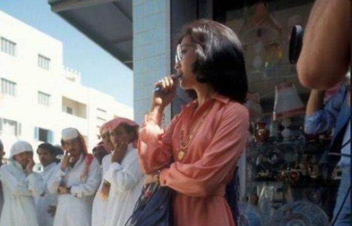 شاهد صورة نادرة لصحفية أمريكية أثناء زيارة سوق الذهب في جدة بالسعودية 