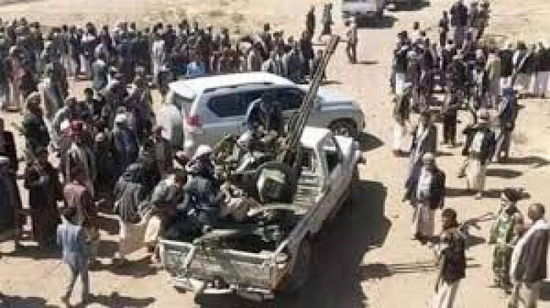 قبيلة يمنية بمحيط صنعاء تحاصر عناصر حوثية وتستولي على اسلحتهم 