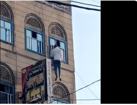 شاهد الفيديو ..  شاب يمني قهرته الظروف ينهي حياته شنقاً في أحد فنادق صنعاء ويترك رسالة أخيرة