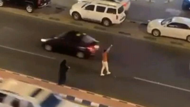 شاب سعودي يفاجىء الجميع  واثار اعجاب السعوديين في مواقع التواصل لقيامه بهذا الفعل !