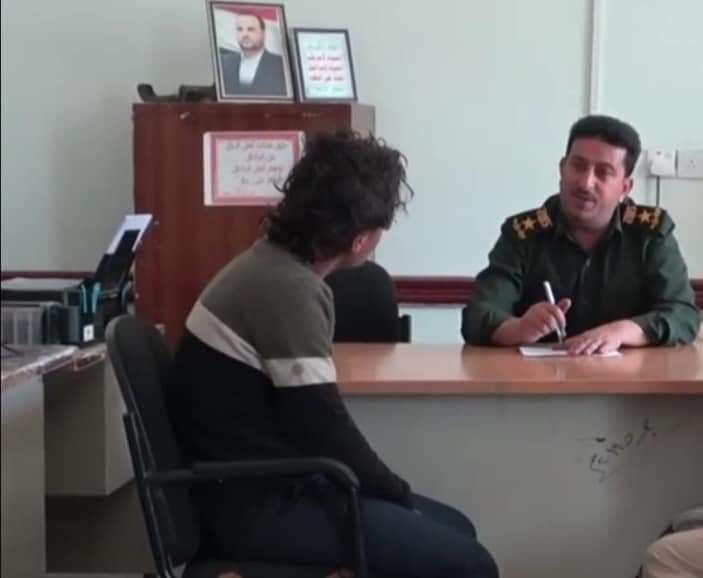 اليمن : نشر أول صورة للشخص الذي نشر الصور والفيديوهات المخلة لزوجته وهو في قبضة الأمن