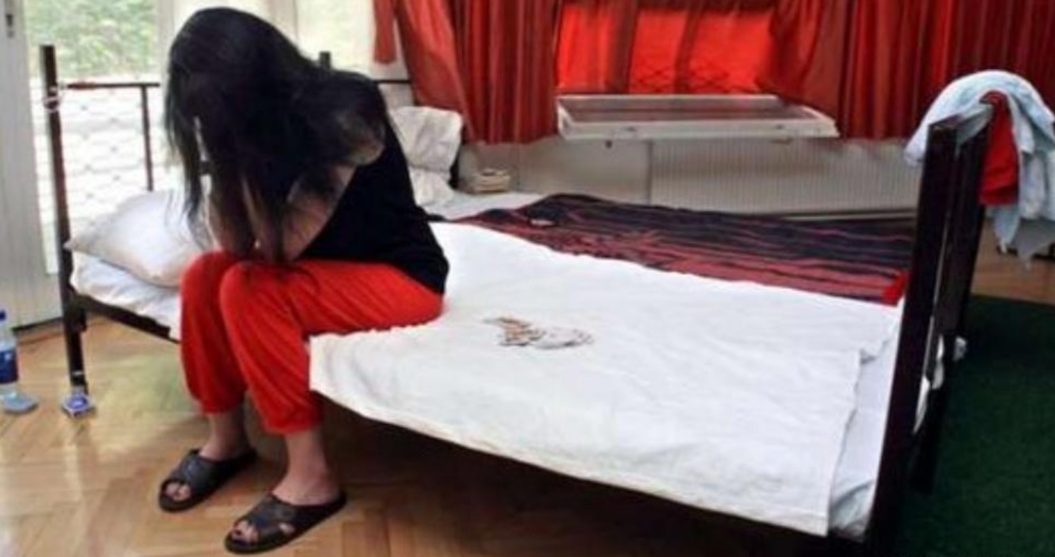 بحيلة شيطانية.. زوجة مصرية تعاشر عشيقها بوجود زوجها في المنزل وعلى سريره وبدون علمه !