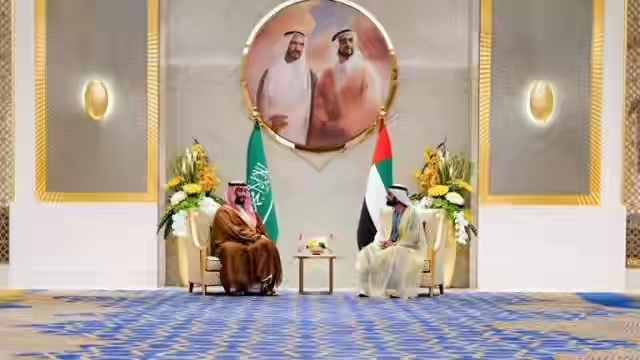 ولي العهد السعودي الأمير محمد بن سلمان يقبّل طفلاً خلال حضوره ”إكسبو” دبي 