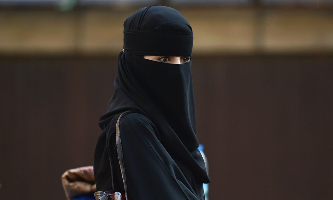 ما القصة ..سيدة سعودية تصرخ بصوت على الوافدين وتطالب بمعاقبة الكفلاء الذين يقومون بهذا الأمر