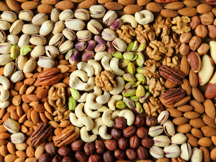 نوع مذهل من المكسرات يحرق الكوليسترول في الجسم ويشفيك من انسداد الشرايين وتصلبها .. ( احرص على تناوله)