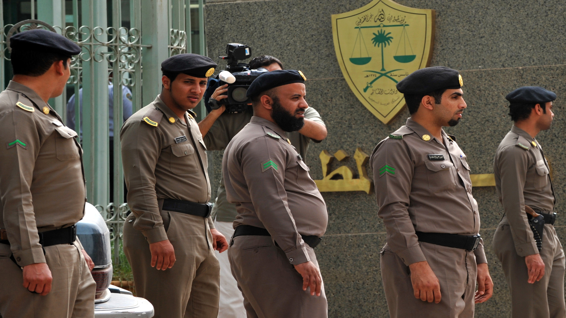 السلطات السعودية تلقي القبض على مجرم أثار الرعب في السعودية وتسبب بكوارث وتكشف عن هويته