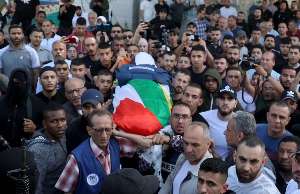شاهد..  أولى لحظات تشييع جثمان مراسلة قناة الجزيرة الشهيدة الصحافية شيرين ابو عاقلة  في فلسطين (مجموعة صور)