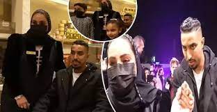 باطلالة جذابة ..شاهد زوجة نجم الكرة السعودية سالم الدوسري التي سحرت الانظار بجمالها !