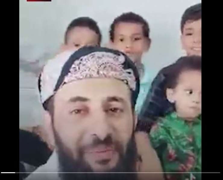 تاجر  عسل يمني يشعل مواقع التواصل الاجتماعي متباهياً بفحولته أمام اليمنيين و يعايد أبناءه الـ12 بأرقام زوجاته الخمس  !