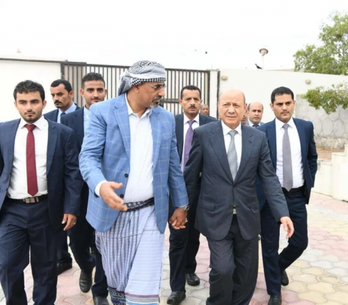  شاهد كيف صافح اللواء شلال والعنشلي الرئيس العليمي في قصر معاشيق بحضور الزبيدي .. صور