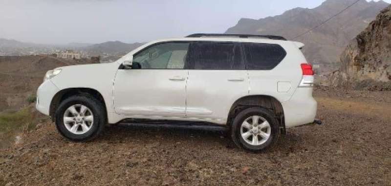 صدمة غير متوقعة ..مقيم يمني نام عند ابن عمه بالسعودية ووضع سيارته ”برادو” أمام السكن.. لن تتوقع ماذا حدث!!