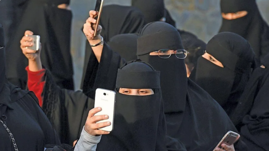 ما هي نسبة استخدام السعوديات للإنترنت والكومبيوتر .. تقرير يكشف عن مفاجأة كبيرة عن هذا السؤال ؟!