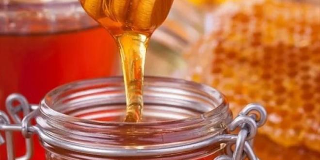 اخصائي سعودي يحذر من خلط العسل مع هذه الوجبة المعتاد على الناس فعلها (سم قاتل)