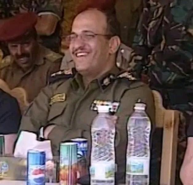 اخيراً يتم الكشف عن القائد الأمني الخطير الذي يتحكم بالمشهد في اليمن من صنعاء الى عدن ولا يحب الظهور و يدير اهم جهاز !