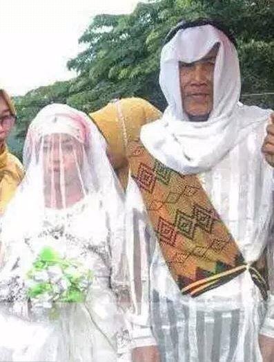 مسن يتزوج من فتاة اصغر من ب60 سنة بعد قصة حب استمرت 3 سنوات .. صورة