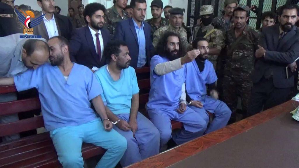 اول صورة لمصطفى المومري من داخل قاعة المحكمة في صنعاء..شاهد