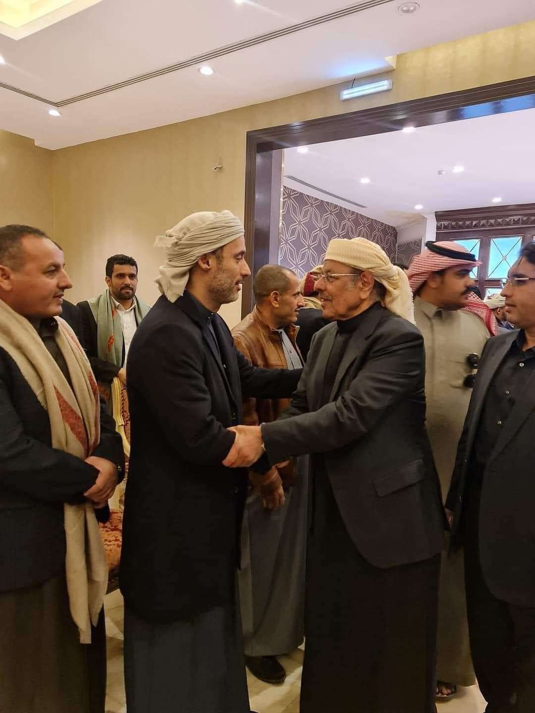 الفريق علي محسن الاحمر يظهر بجانب هذه الشخصيات 
