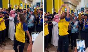  فتاة حسناء تخطف الانظار بجمالها خلال مباراة النصر السعودي واطاحت جورجينا رودريغيز