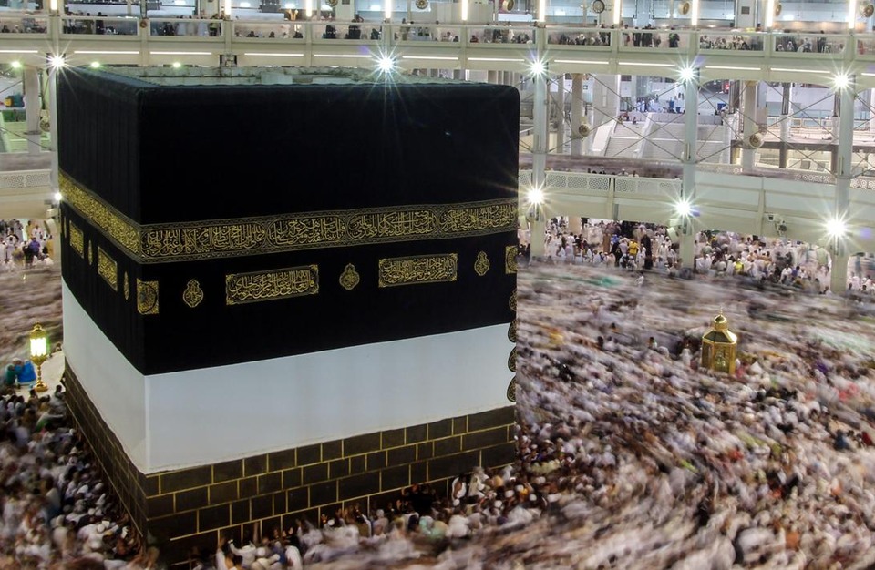 تحذير : هذا ما سيحدث لك اذا قمت بالتصوير في بيت الله الحرام اثناء طوافك حول الكعبة المشرفة