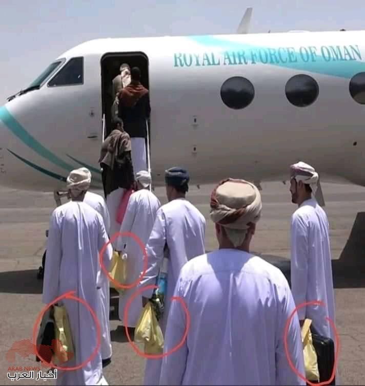 الوفد العماني اثناء مغادرتهم صنعاء