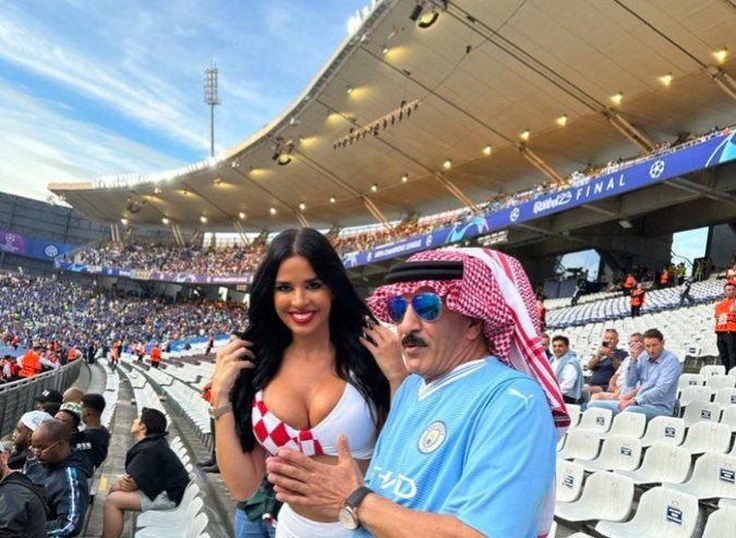 شاهد تسريب صورة فاضحة لاعلامي سعودي تشعل الميديا وتحصل على 4مليون مشاهدة قبل الحذف 