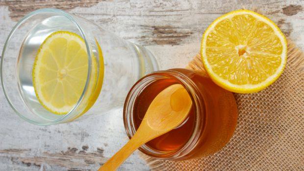 قبل مضاجعة الزوجة  .. ضع زيت الزيتون مع الليمون والعسل بهذه الطريقة ترجع بقوة شباب في غرفة النوم  .. ( حتى لو كان عمرك 70 سنة)