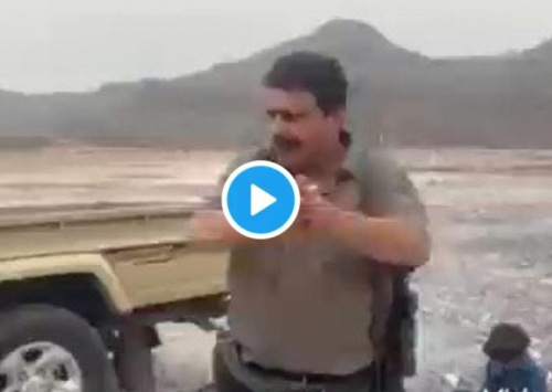 موقف محرج يتعرض له شاعر يافعي وهو يلقي قصيدة ضد الوحدة اليمنية وابنه سلمان يفاجأه بالرد.. شاهد