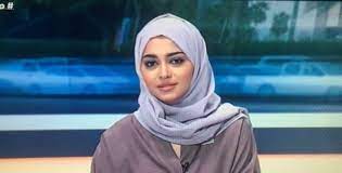 مذيعة سعودية على قناة MBC تستضيف شابا وسيما في برنامجها لتعلن ارتباطها به 