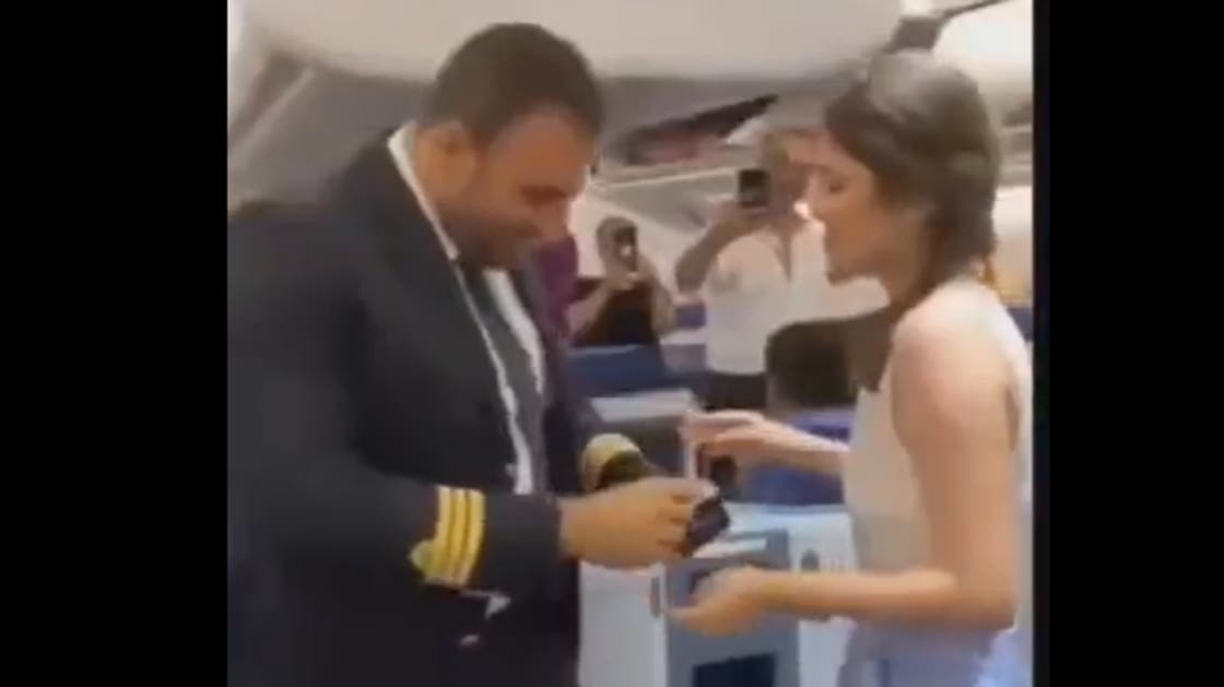 فيديو يحصد مئات اللايكات والمشاركات بما فعله كابتن طائرة لبنانية مع احد الفتيات على متن الطائرة 