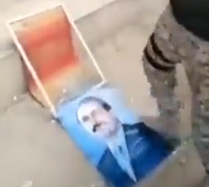 اليمن : جنود تابعين للمجلس الانتقالي يثيرون غضب العميد طارق صالح ويدوسون صورة عمه باقدامهم