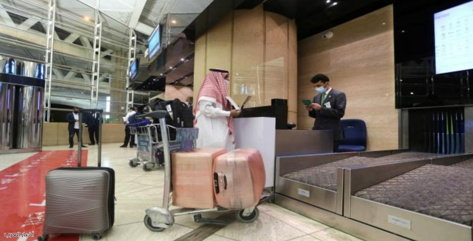 مسافر في مطار احد دول  الخليج