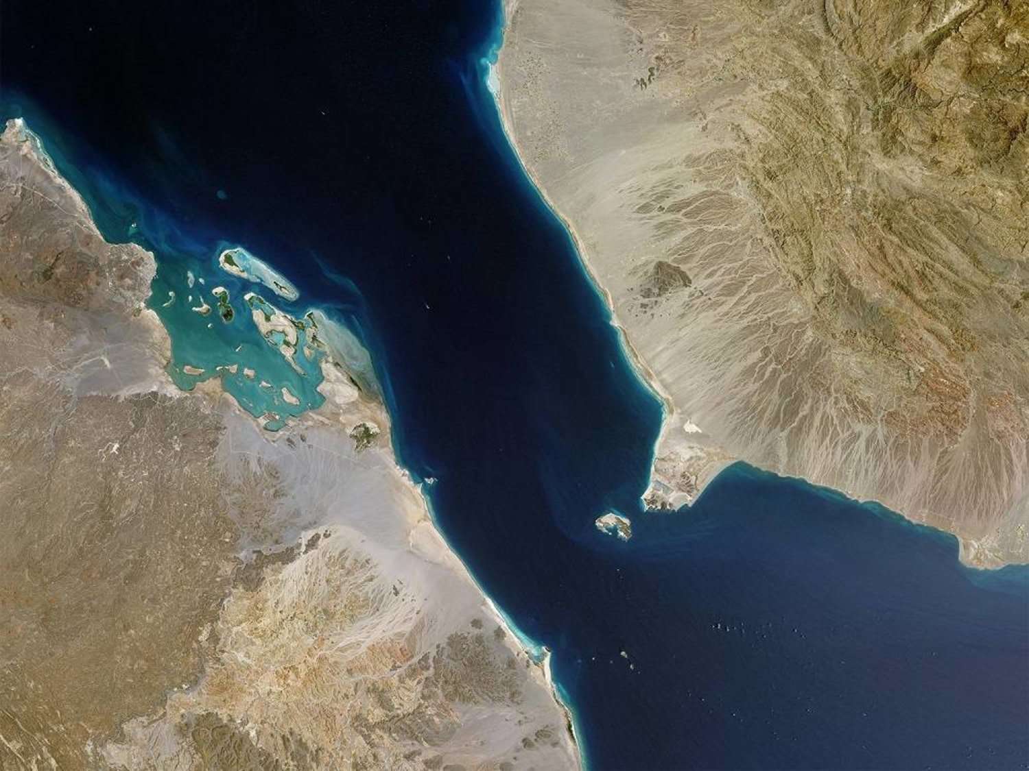 عاجل..  اطلاق صاروخ مجنح على سفية ناقلة نفط في باب المندب..  وهذا أول تعليق امريكي 