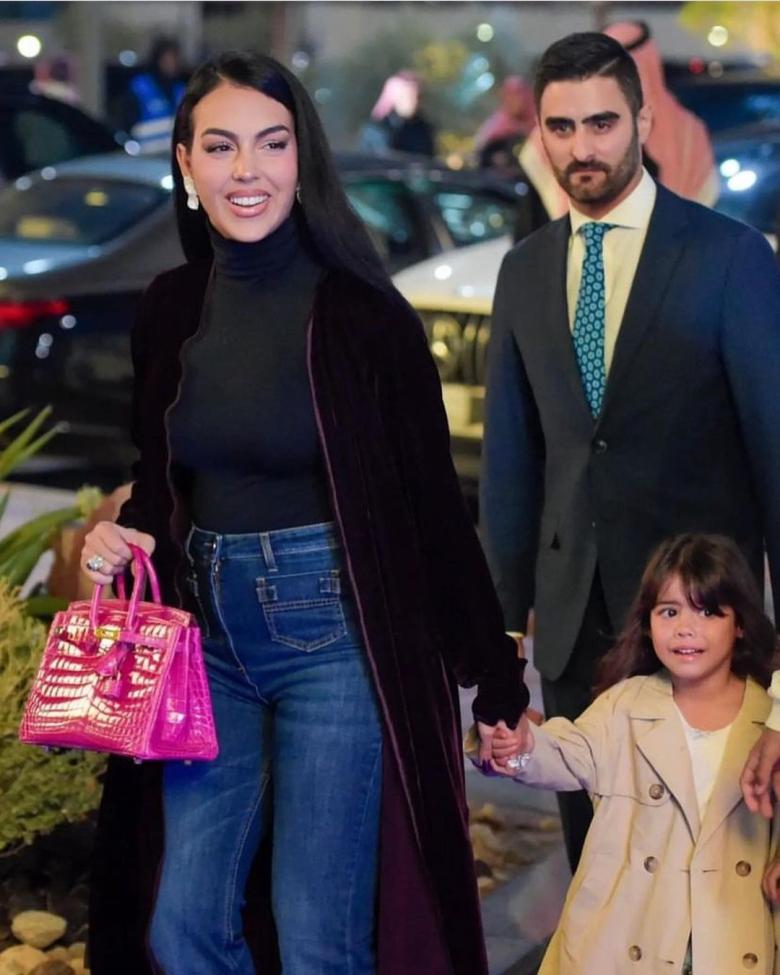  إقامة جورجينا حبيبة كريستيانو في السعودية  منصات السوشل ميديا وتشعل ضجه .. (شاهد)