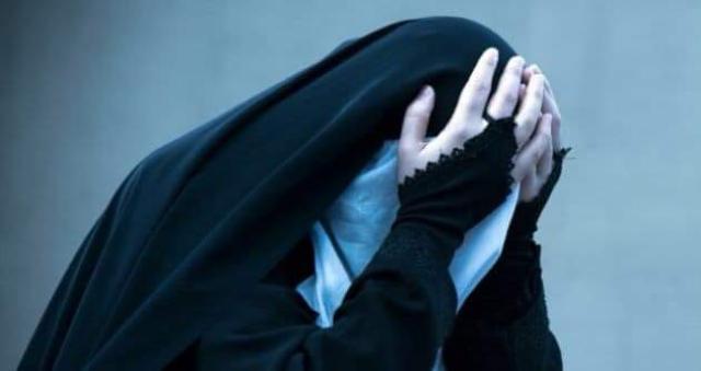 حادثة أثارت اهتمامًا واسعًا في مواقع التواصل..شاهد فتاة حسناء تجوب الشوارع وتعرض نفسها للزواج