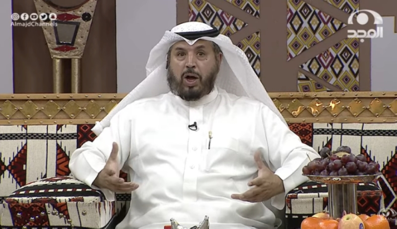 إمام مسجد سعودي تفاجأ بالمصلين ينظرون إليه ويضحكون بعدما اعتلى المنبر..المفاجأة في السبب!!
