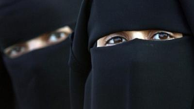 صدمة عمر .. شاهد القبض على فتاة سعودية داخل مستشفى وهي تعمل هذا الشئ مع احد الصيادلة