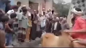 شيخ قبلي شجاع يثير مواقع التواصل الاجتماعي باسكاته عنصرًا حوثيًا حاول ترديد الصرخة الموت لأمك