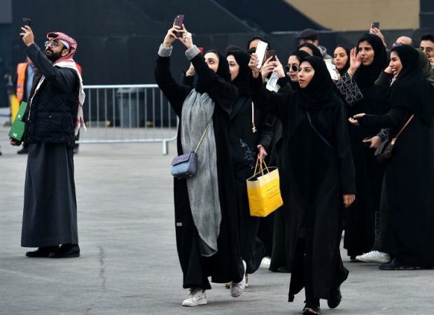 سعودي يكشف حقائق عن النساء السعوديات أثارت غضب جميع الرجال..وما قاله لايمكن لأحد احتماله!
